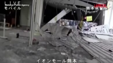 Terremoto in Giappone, la polizia all'interno di un centro commerciale distrutto dal sisma