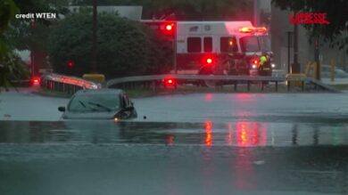Usa, violento acquazzone sullo Stato di New York: strade allagate e auto sommerse