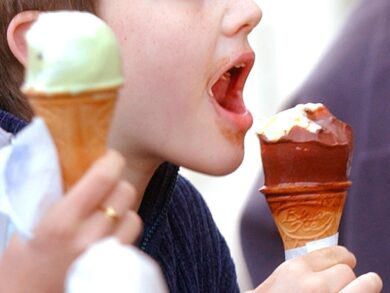 Il caldo ‘spegne’ l’appetito, ecco i 9 cibi alleati dei bambini
