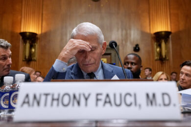 Anthony Fauci dalle stelle alle stalle: il rebus dell’origine di Covid e il peso della politica sulla scienza