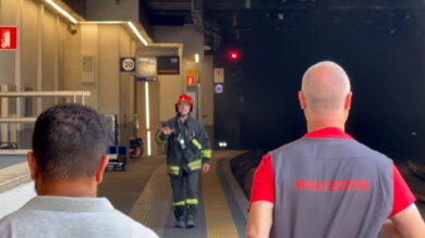 Milano, fiamme sui binari alla Stazione Garibaldi