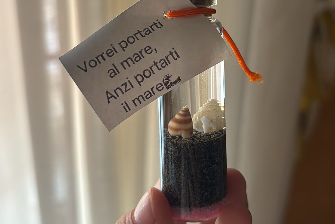 Il mare in una boccetta, il regalo dei futuri infermieri ai pazienti del Pascale Il mare in una boccetta, il regalo dei futuri infermieri ai pazienti del Pascale