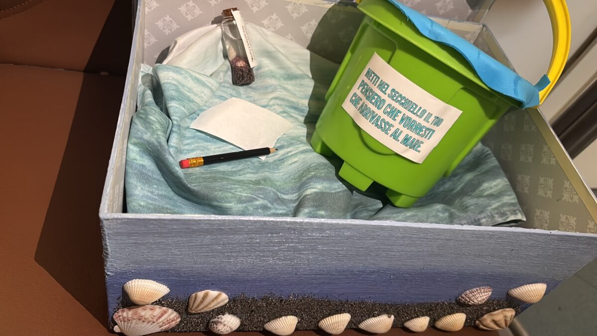Il mare in una boccetta, il regalo dei futuri infermieri ai pazienti del Pascale Il mare in una boccetta, il regalo dei futuri infermieri ai pazienti del Pascale