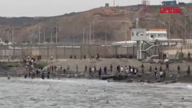 Ceuta, i migranti continuano ad arrivare a nuoto