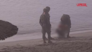 Ceuta, altri migranti arrivati a nuoto: esausti vengono aiutati da soldati e soccorritori