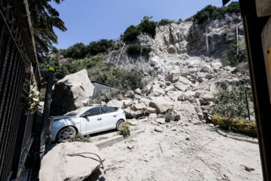 Terremoto a Napoli, crolli e danni dopo la scossa. Le foto dei Campi Flegrei