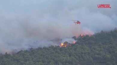 Grecia, a Porto Germeno i vigili del fuoco alle prese con gli incendi boschivi