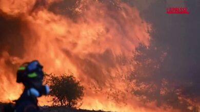 Grecia, gli incendi intorno ad Atene aumentano a causa del vento