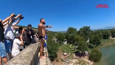 Kosovo, l'annuale competizione di tuffi dal ponte di Fshajt: salti nel vuoto da 22 metri
