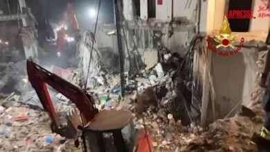 Crollo a Messina, i vigili del fuoco cercano i tre dispersi
