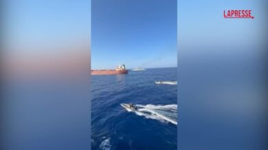 'Flotta ombra' russa, la Marina italiana intercetta una petroliera al largo di Pantelleria