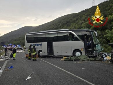 Tragedia nel reatino, maxi-scontro tra autobus, camper e tre auto: sei morti e 27 feriti