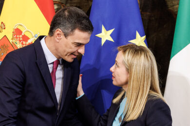 Migranti, Madrid attacca il governo Meloni: “Non è stato all’altezza, l’Italia è inondata”
