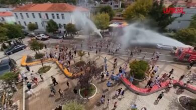 Albania, i vigili del fuoco rinfrescano i cittadini spruzzando acqua con i camion