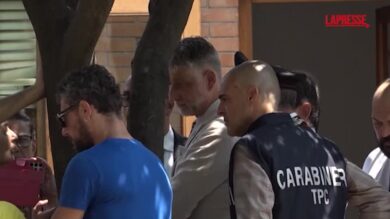 Campi Flegrei, Giuli contestato a Pozzuoli incontra una delegazione di cittadini