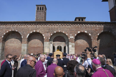 Addio a Don Mazzi, l’ultimo saluto nella basilica di Sant’Ambrogio a Milano