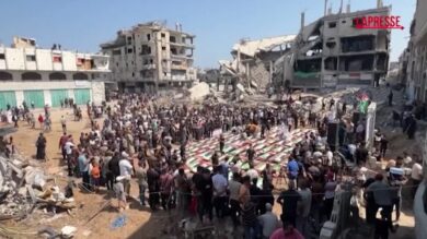Gaza, funerale di massa per oltre 100 salme: sono le vittime di un attacco israeliano del 2023