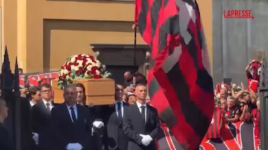 Funerali Franco Baresi, l'arrivo del feretro. Tifosi cantano: "C'è solo un capitano"