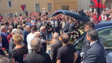 Funerali Franco Baresi, l'uscita del feretro: altri cori dei tifosi