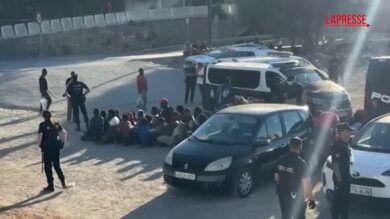 Ceuta, migranti in coda per ricevere cibo dalle autorità