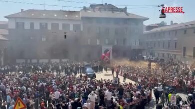 Funerali Baresi, cori e fumogeni all'uscita della bara dalla chiesa