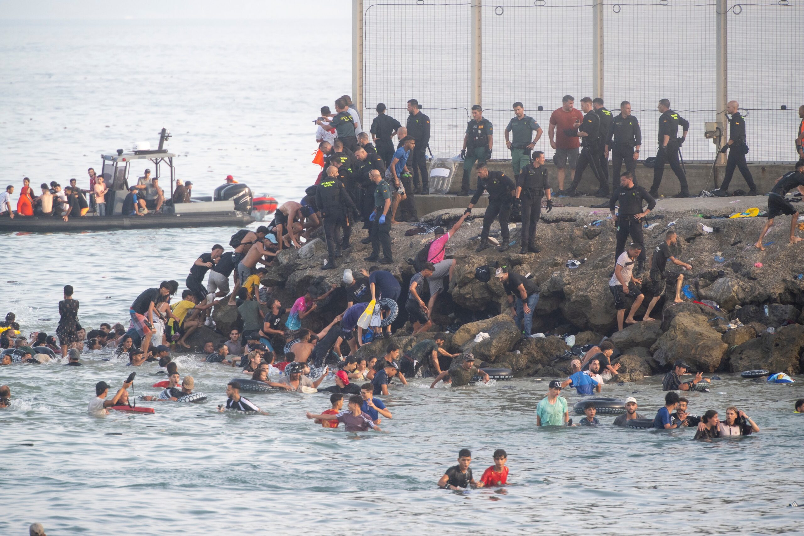 Ceuta, il tam tam sui social che ha mosso migliaia di migranti Ceuta, il tam tam sui social che ha mosso migliaia di migranti