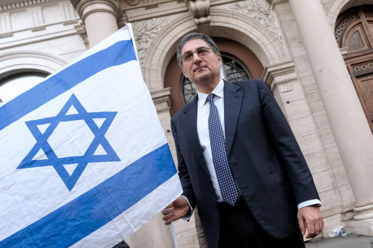 Naziskin assediano hotel con studenti ebrei italiani a Sofia, Tajani: “Antisemitismo va combattuto” Naziskin assediano hotel con studenti ebrei italiani a Sofia, Tajani: “Antisemitismo va combattuto”