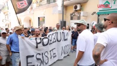 Campi Flegrei, il porto di Pozzuoli occupato da 2.000 cittadini in protesta