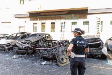 Milano, 6 auto in fiamme in via Macchi: evacuato un hotel