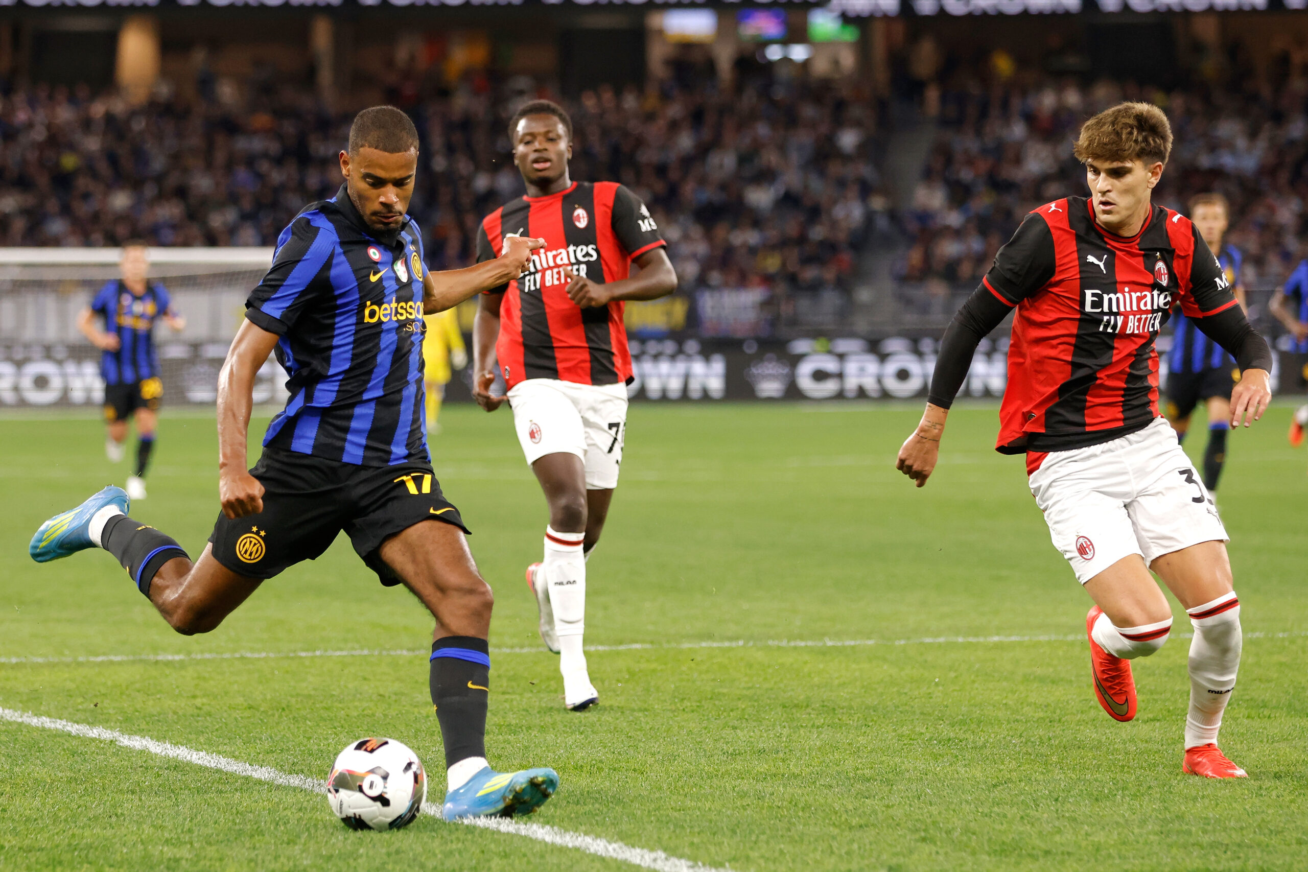 Milan-Inter, a Perth finisce 1-1 il derby amichevole nel segno di Baresi. I gol Dimarco e Nkunku