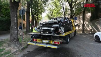 Torino, auto finisce nel Po: le ricerche dei vigili del fuoco