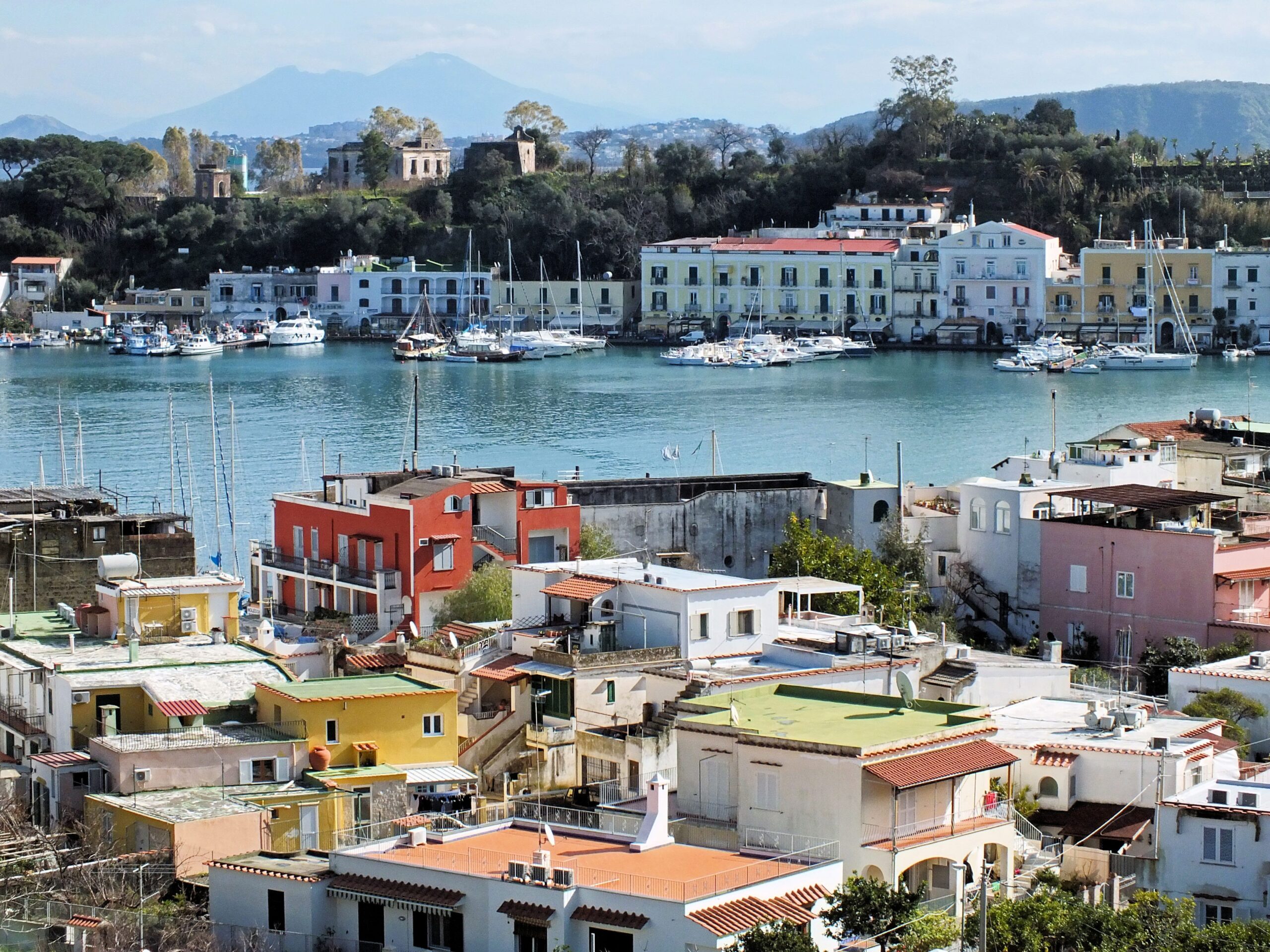 Corteggiatore di “Uomini e Donne” arrestato per documenti falsi a Ischia Corteggiatore di “Uomini e Donne” arrestato per documenti falsi a Ischia