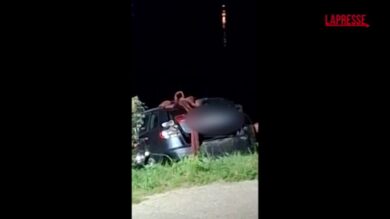 Torino, auto finisce nel Po: le immagini del recupero della vettura
