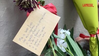 Francesco Guccini, fiori davanti alla casa di Bologna e il cartello: "Grazie di essere esistito"