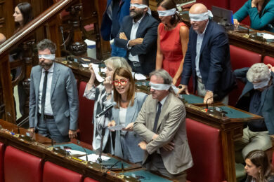 Caso Delmastro, la Camera nega l’autorizzazione all’utilizzo delle chat con Caroccia: bagarre e proteste in aula