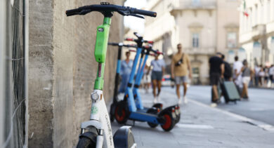 Antitrust, multa milionaria a monopattini e bikesharing: “Ostacolo a corse gratis a Roma”
