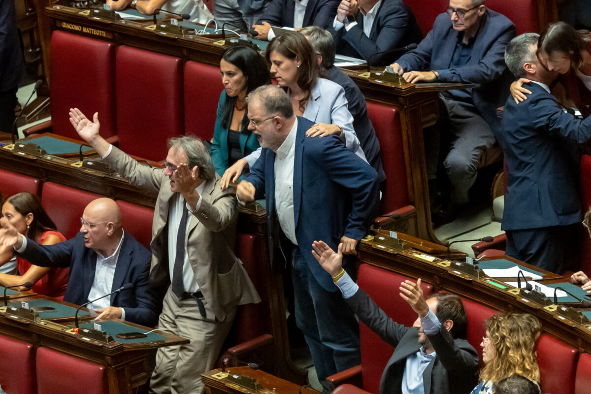 Galeazzo Bignami contro Scalfaro, bufera alla Camera contro il capogruppo Fdi Galeazzo Bignami contro Scalfaro, bufera alla Camera contro il capogruppo Fdi