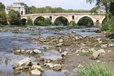 Caldo, il Tevere in secca: le foto del fiume a Roma