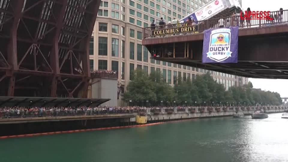 chicago il fiume invaso da paperelle di gomma per un iniziativa benefica da Lapresse.it chicago il fiume invaso da paperelle di gomma per un iniziativa benefica