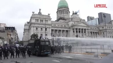 Argentina, proteste contro legge sulla proprietà terriera: gli scontri tra polizia e manifestanti