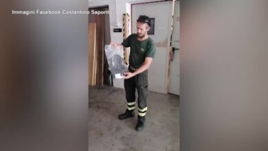 "La maglia si distrugge con l'acqua", la denuncia social del vigile del fuoco sulla nuova divisa