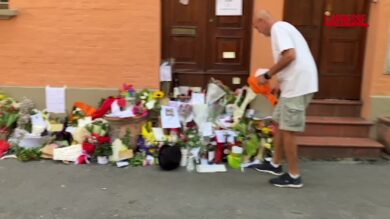Francesco Guccini, in via Paolo Fabbri 43 autoradio a tutto volume con "Farewell"