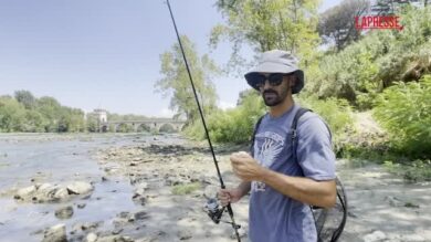 Tevere, c’è chi pesca nonostante la siccità: “Vengo qui da 13 anni, mai una situazione così”