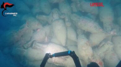 Relitto romano con centinaia di anfore scoperto al largo di Mazara del Vallo: il video dei carabinieri