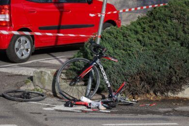Investe con l’auto ciclisti dopo una lite, poi torna indietro e li investe di nuovo: 4 feriti