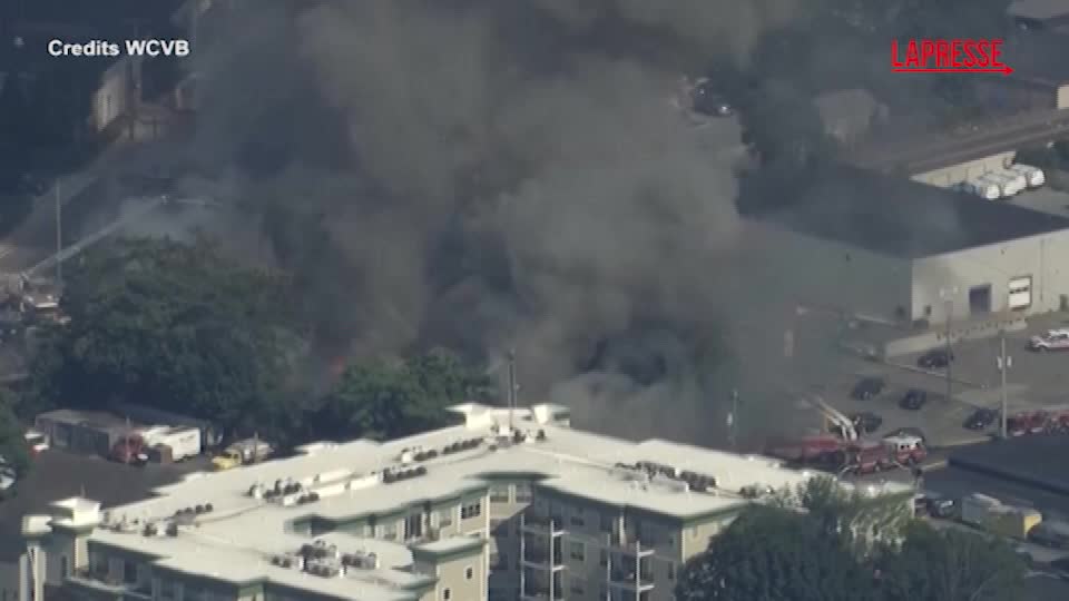 Usa, vasto incendio in Massachusetts