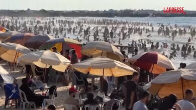 Gaza, palestinesi in spiaggia per sfuggire al caldo torrido: il litorale invaso dalla folla