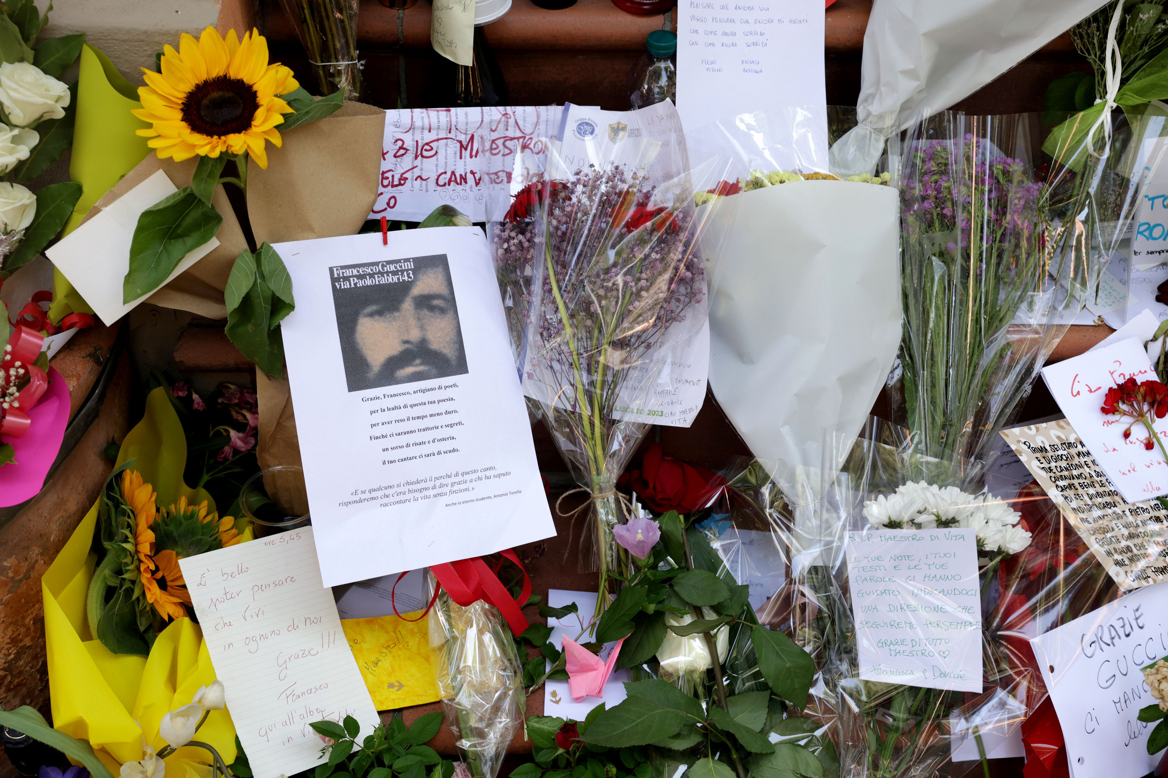 Francesco Guccini, oggi i funerali in forma privata a Pavana