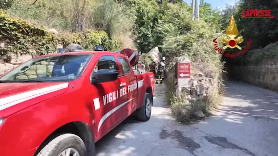 campi flegrei vigili del fuoco ancora al lavoro tra le macerie causate dal terremoto da Lapresse.it campi flegrei vigili del fuoco ancora al lavoro tra le macerie causate dal terremoto