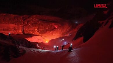 Ushuaia, la fiaccolata in sci nella città più a sud del mondo